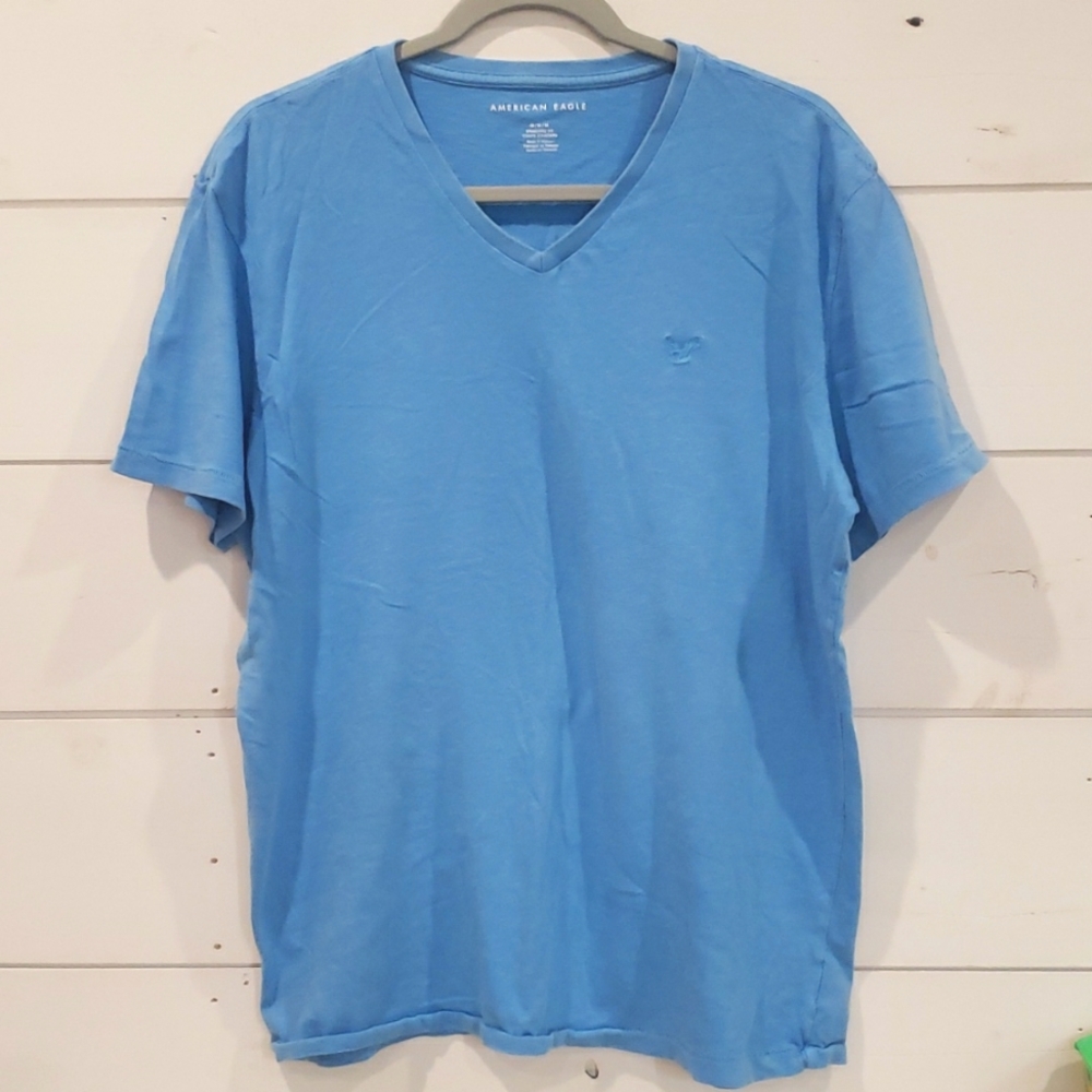 AMERICAN EAGLE V-NECK SHIRT